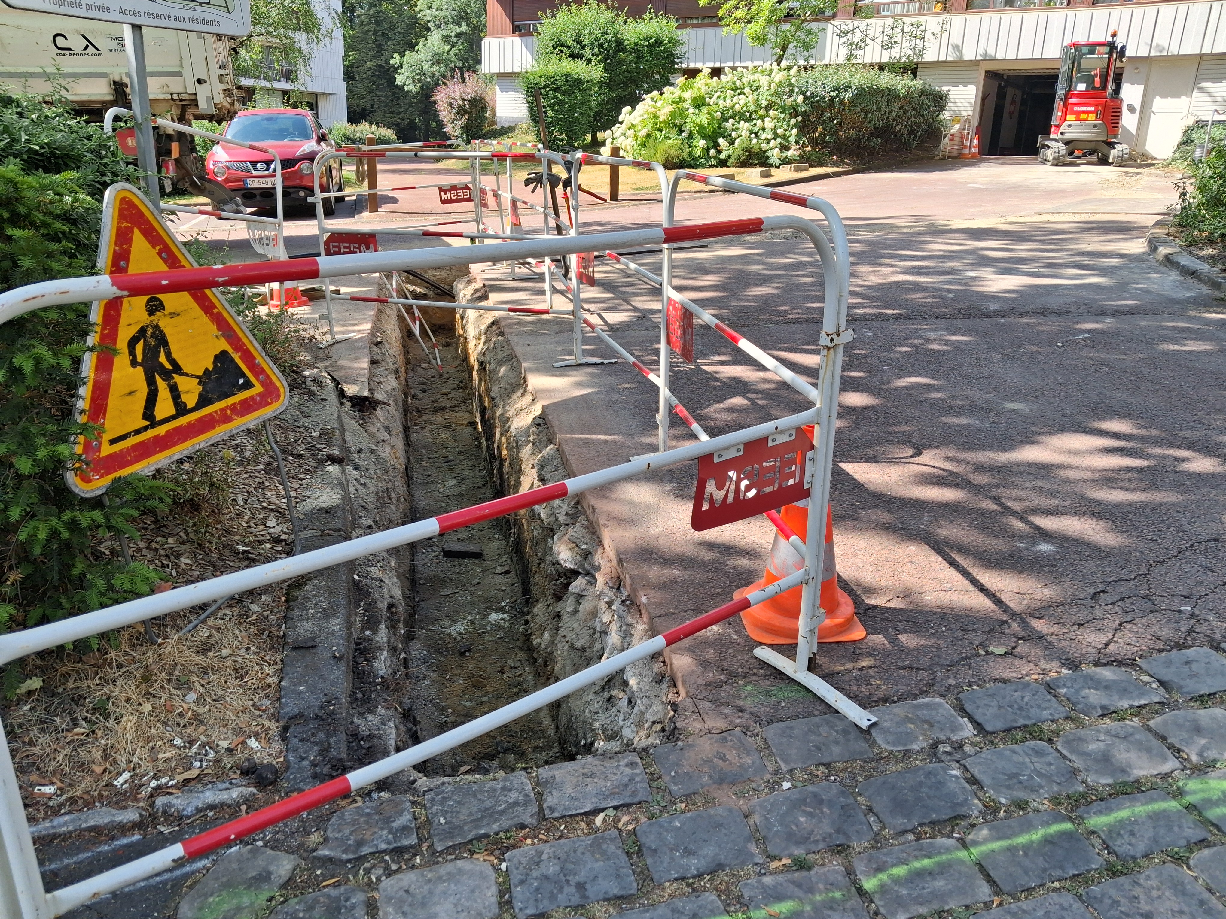 Équipe d'ingénieurs sur un chantier connecté